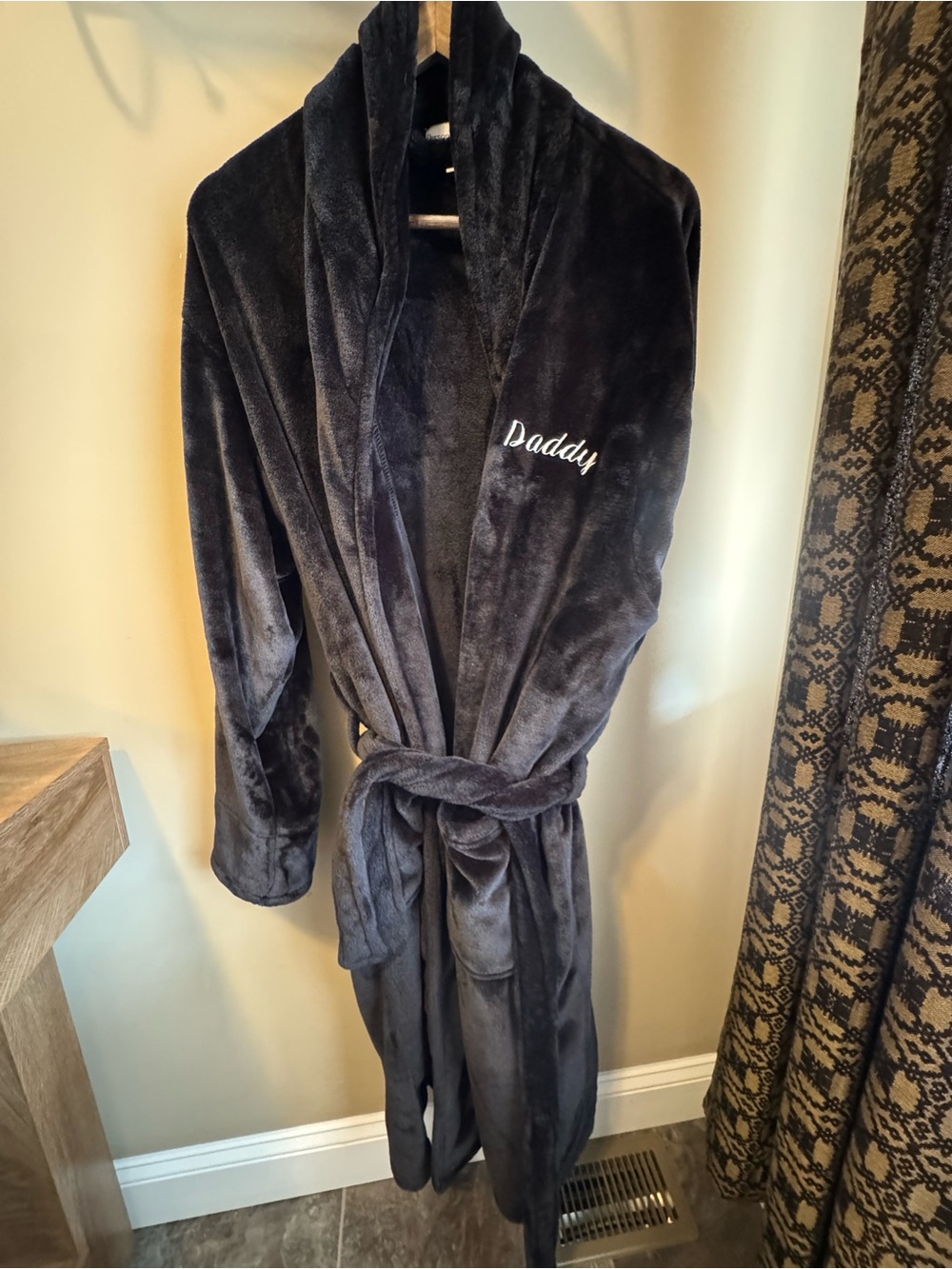Personalization Mall “Daddy” Black Plush Microfiber Bath Robe One Size